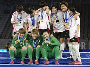 米国を破り優勝を果たし、写真に納まる(前列右から)GK山下、平尾知佳(新潟L)、大熊ら=サンディエゴ(共同)