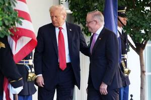 米ホワイトハウスで、アルバニージー氏(右)を迎えるトランプ氏=20日、ワシントン(AP=共同)