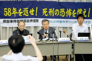 袴田巌さんの国家賠償請求訴訟の提訴後、記者会見する小川秀世弁護団長(中央)ら=9日午後、静岡市