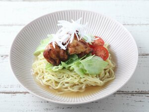 ゆず香る鶏だし塩の冷やしサラダラーメン(写真提供:ミツカン)