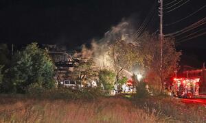 火災の現場＝１日午後１０時半ごろ、長岡市栃尾原町４