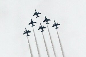 デモンストレーション飛行の予行をするブルーインパルス＝２０１５年４月、上越市