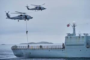 グリーンランド・ヌークの海で、欧州のNATO加盟国部隊との訓練に参加するデンマーク軍=9月(AP=共同)