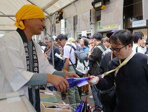 第20回越後・謙信SAKEまつり2025で地酒を楽しむ来場者ら=18日、上越市