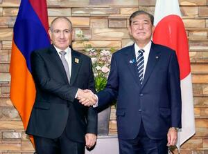 アルメニアのパシニャン首相(左)と握手する石破首相=4日午前、首相官邸