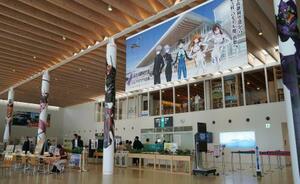 「シン・ハママツ計画」の一環で、横断幕などが飾られた静岡空港のロビー=3日午前