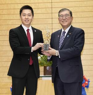 首相官邸で石破首相と面会した大阪府の吉村洋文知事(左)