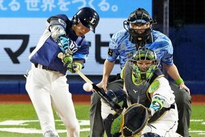 5回全パ1死二塁、滝沢が右前に適時打を放つ。捕手坂倉=横浜