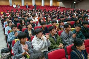 歓迎式に参加した、静岡県立静岡高と山形県立米沢興譲館高の生徒ら=3日、台北市(共同)