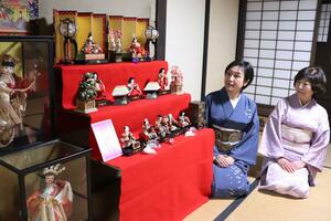 旧藤井家住宅で展示しているひな人形=3月1日、村上市堀片