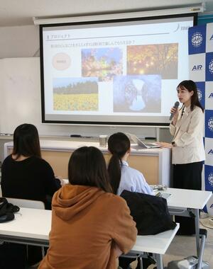 トキエアのマーケティング担当者がSNSでの発信について語った授業=新潟市中央区