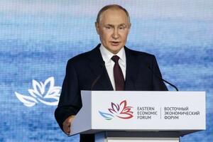 5日、ロシア・ウラジオストクで開かれた東方経済フォーラムで演説するプーチン大統領(タス=共同)