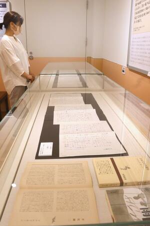 ドナルド・キーンさんの平和に対する思いを紹介する企画展=柏崎市諏訪町