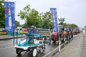 デモ行進する田植え機やトラクター=14日午後、新潟県長岡市