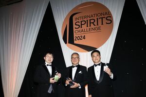 授賞式に出席した八海醸造の南雲二郎社長（中央）ら＝ロンドン