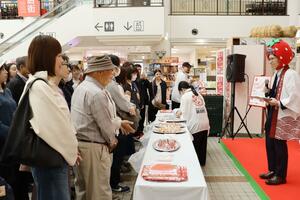 新潟ふるさと村で「越後姫フェア」を楽しむツアー客＝１９日、新潟市西区