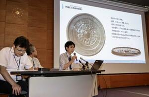 富雄丸山古墳で見つかった銅鏡について記者会見する奈良市教育委員会の担当者ら=30日午前、奈良県橿原市