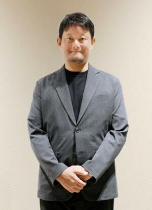 「勉強の邪魔にならないようにシンプルな見た目と軽量化を目指しました」と話すコクヨの中井信彦さん=東京都港区