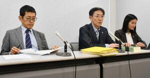 付審判請求の手続き後に、記者会見する山岸忍元社長の弁護団=26日午後、大阪市北区