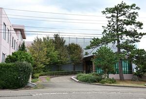 半世紀前にも一時、廃止方針が示された県立柿崎病院。県は経営改革で柿崎病院の機能や規模の適正化を図る=上越市
