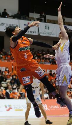 新潟-香川 第1クオーター、シュートを狙う長谷川智伸=14日、アオーレ長岡