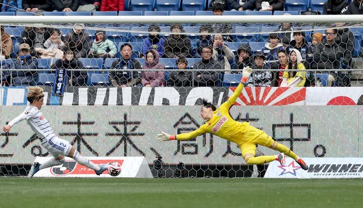 G大阪－新潟　前半、相手の決定機を防ぐＤＦ新井直人＝パナソニックスタジアム吹田