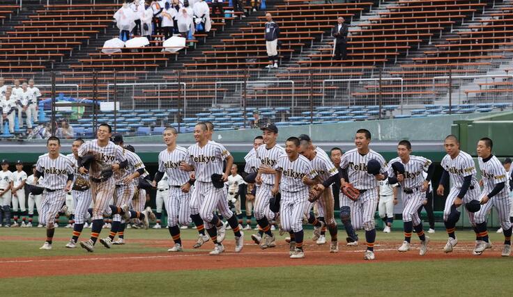 福井工大福井－帝京長岡　校歌を歌い応援団の下へ駆け出す帝京長岡の選手たち＝６月３日、富山市民球場