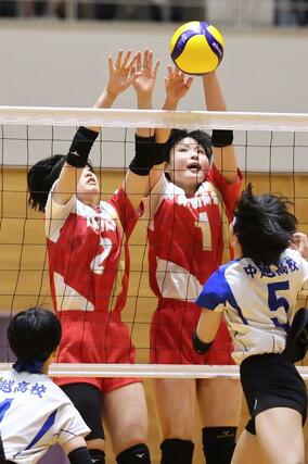 県高校総体バレーボール女子決勝　新発田商の伊藤萌（右）、渡邉百花（左）がブロックに飛ぶ＝６月８日、小千谷市総合体育館