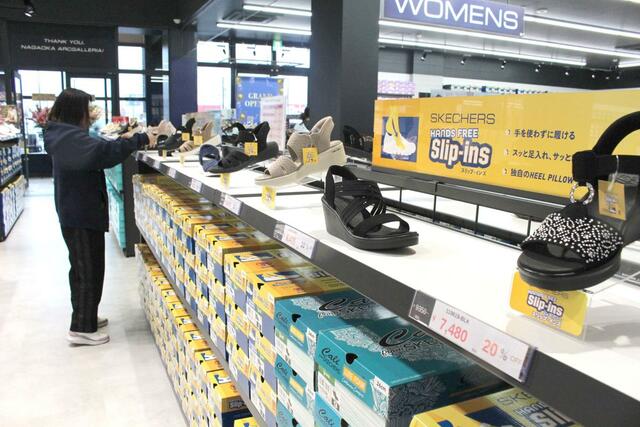 新潟県に初進出したスケッチャーズアウトレットアークガレリア長岡店＝長岡市