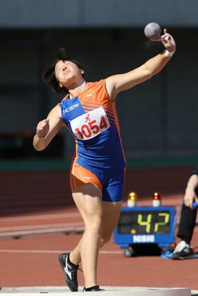 女子砲丸投げ決勝　優勝した川浦もえ（開志国際）＝２９日、新潟市中央区清五郎のデンカビッグスワン