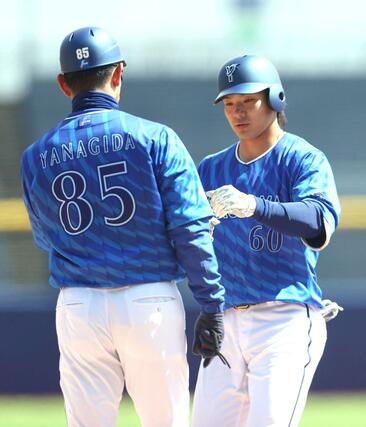 オイシックス新潟-DeNA 1回DeNA無死、知野直人(三条市出身)が左安打を放つ=エコスタ