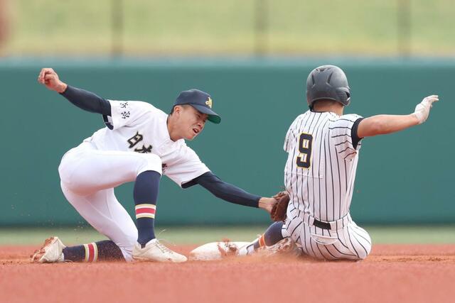 ２回帝京長岡無死一塁、１走松山海皐が盗塁を試みるがタッチアウト。日本文理の遊撃手吉田流太＝富山市民球場