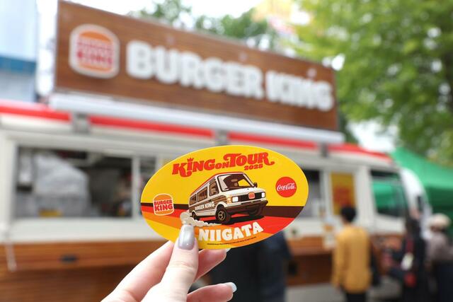 出店したバーガーキングのフードトラック＝１０日、新潟市中央区