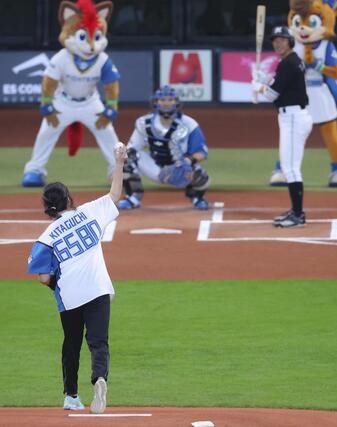 始球式を務めるパリ五輪の陸上女子やり投げ金メダリストの北口榛花（手前）。背番号は五輪の優勝記録６５メートル８０にちなむ＝エスコンフィールド