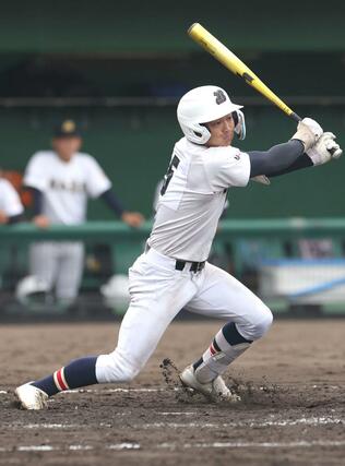 福井商－日本文理　５回２死一、三塁、日本文理の渡部倖成が適時打を放ち２－０＝高岡西部総合公園野球場