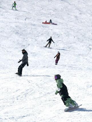 県内トップを切ってオープンしたかぐらスキー場＝２２日、湯沢町三俣