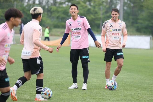 古巣との一戦を控えるＤＦ加藤徹也（右から２人目）＝聖籠町