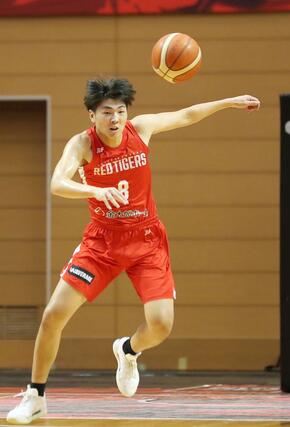 第1クオーター、パスカットする開志国際の高野拓泉=新潟市東総合スポーツセンター