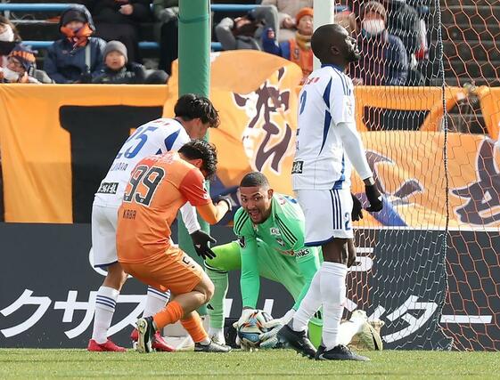 後半、愛媛の決定機を食い止めた新潟のＧＫバウマン＝松山市