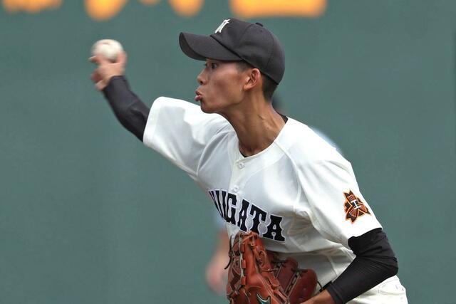 新潟工の先発松本敬吾＝三条市パールスタ