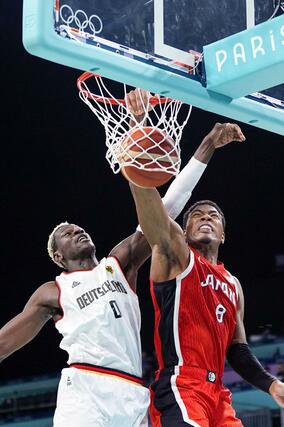 日本-ドイツ 第2クオーター、ダンクシュートを決める八村(右)=リール(共同)