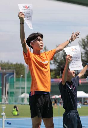 男子１５００メートルを制した椿瑠偉音（開志国際）＝石川県西部緑地公園陸上競技場