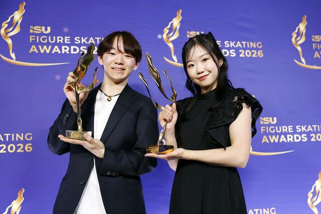 最優秀プログラム賞を受賞した鍵山優真（左）と最優秀新人賞に選ばれた中井亜美＝２９日、プラハ（共同）