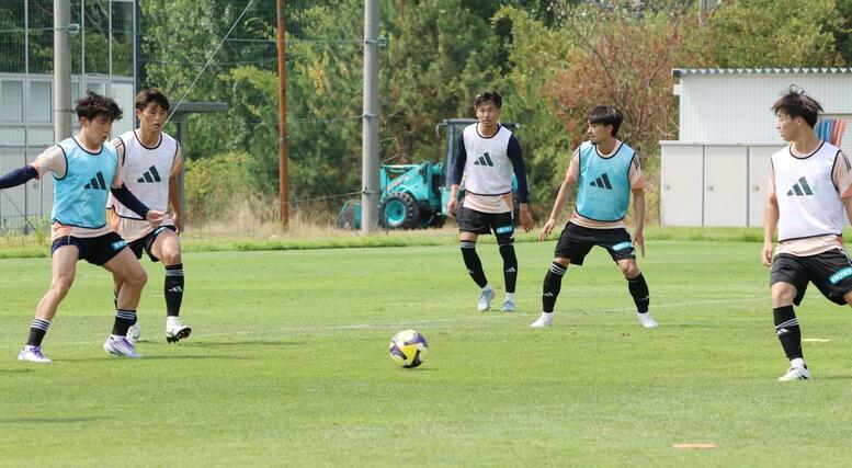 調整する新潟の選手ら=聖籠町