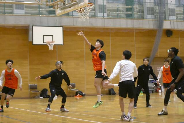 最終節の敵地埼玉2連戦に向け、練習する新潟=弥彦村