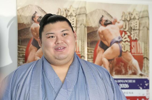大相撲パリ公演への出発を前に、羽田空港で取材に応じる横綱大の里＝１０日