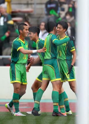 前半、先制点を決め仲間と喜ぶＭＦ樋口汐音（右）＝駒場スタジアム