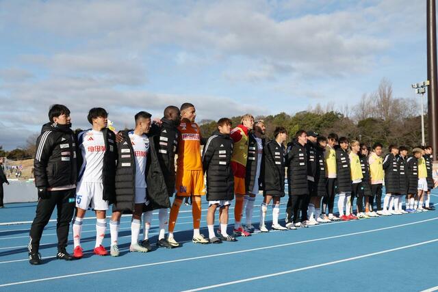 ＰＫ戦の末に勝利し、サポーターと喜びを分かち合う新潟の選手＝ロートＦ