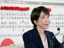 　８日、衆院選の開票が進む中で、メディアのインタビューに笑顔を見せる自民党総裁の高市首相＝東京・永田町の党本部