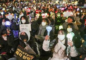 　国会前のデモで、大統領の尹錫悦を弾劾するよう求める女性ら＝２０２４年１２月、ソウル（共同）